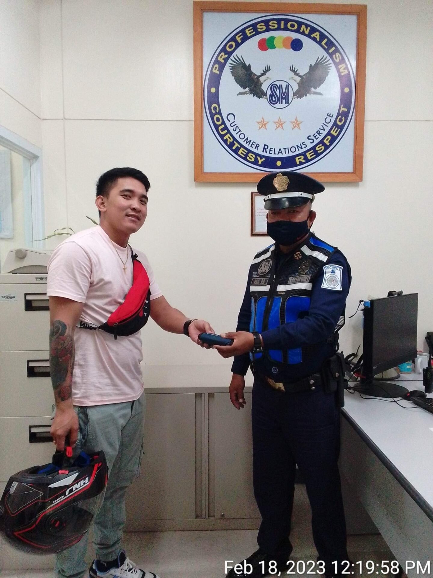 Customer Admires SM Security Guards Honesty Pampanga News Now